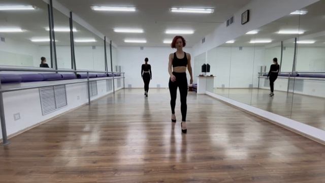 КАК МЫ ХОДИМ В ОБЫЧНОЙ ЖИЗНИ #shorts #model #модели #respect  #модельныесоветы #мода