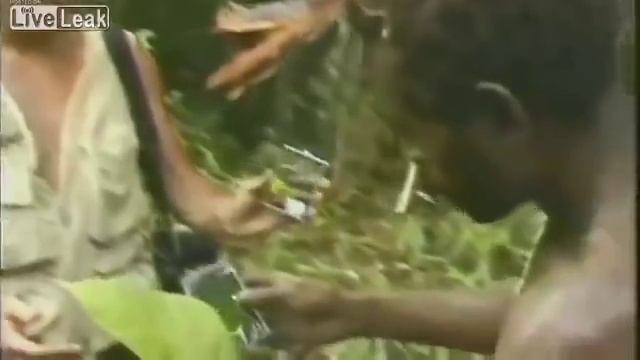 Папуасы Новой Гвинеи впервые видят белого человека смотреть онлайн