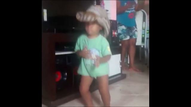 Забавные дети. Малыш танцует лучше всех. Смешные моменты с детьми.