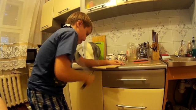 Славик выпиливает пистолет