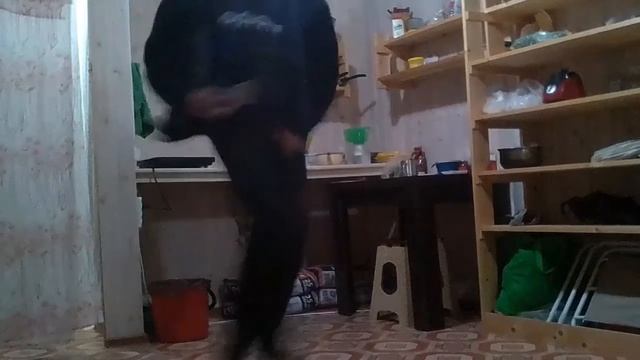 Танцую хип-хоп (Пак) поедая свой сыроедческий завтрак )