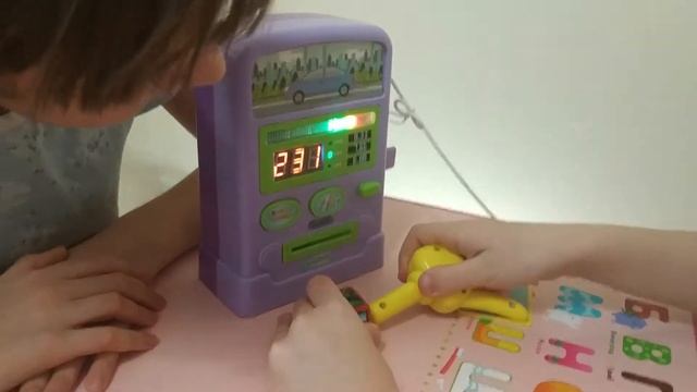 Распаковка игрушки - музыкальная бензоколонка. Детское видео. смотреть онлайн
