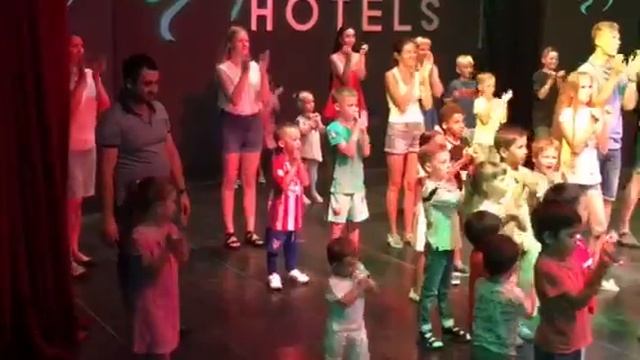 Футболисты Барселоны и Атлетико танцуют соку-бачу в Турции