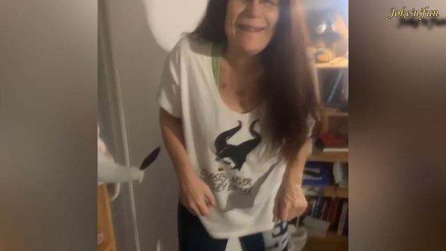 Funny Scare Cam And Pranks April 2020 #4 l Смешные испуги, приколы над людьми Апрель 2020 #4 смотреть онлайн