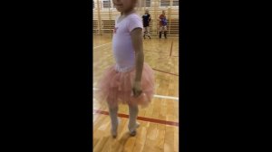 Арианка в спорт зале в балетках.