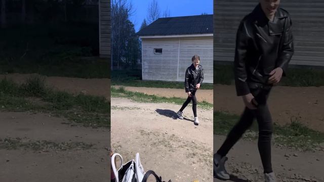 Даша танцует