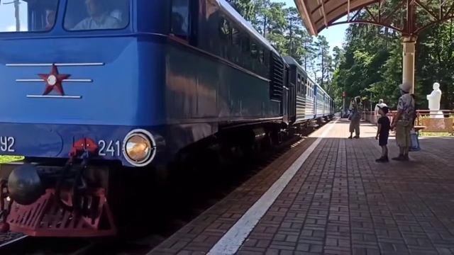 Прибытие поезда на станцию «Юность» | ТУ2-241 смотреть онлайн