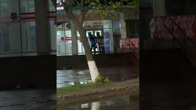 😱 Майские праздники начались с жёсткой потасовки у ТЦ Велес в Новом городе  Ульяновск обратно погру