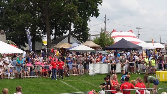 Забег корги. Немецкий пивной фестиваль в городке Элхарт Лэйк Wisconsin смотреть онлайн