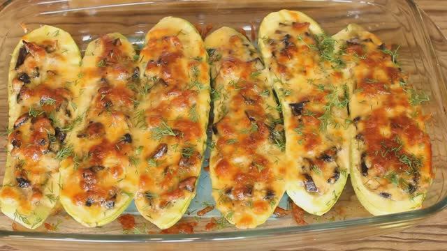 Кабачки лодочки. Запеченные кабачки под сырной шапочкой. Блюдо из кабачков. смотреть онлайн
