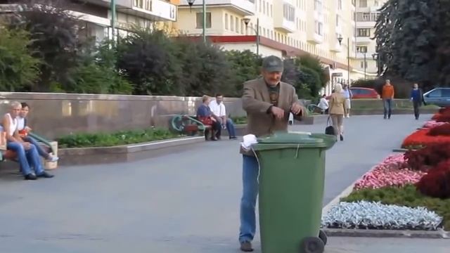 Бомж-барабанщик поймал тему. Талант не пропьёшь! Позитивчик!!! смотреть онлайн