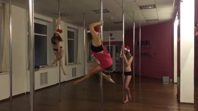 HAPPY NEW YEAR! Марина, Юля и Алина))) ROYAL POLE DANCE смотреть онлайн