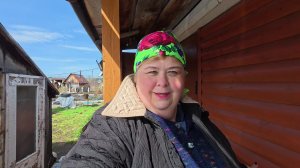 На даче посадили клубнику.  Поставили нам москитные сетки.