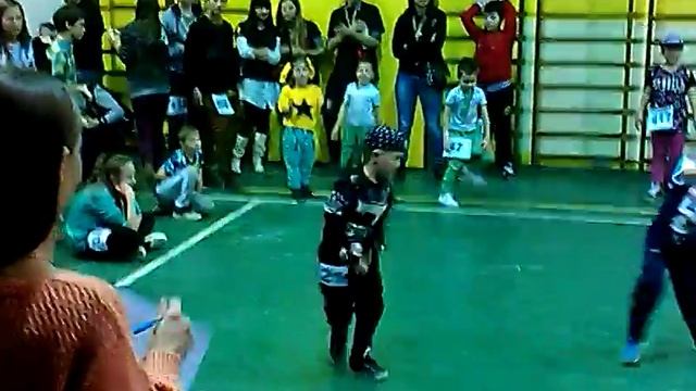 Крутой Макс круто танцует хип-хоп!