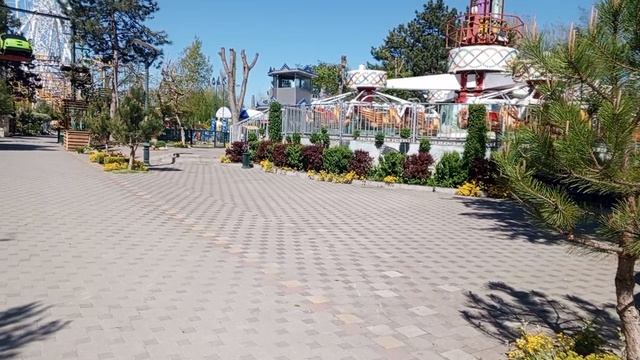 Аттракцион развлечений . горки карусели