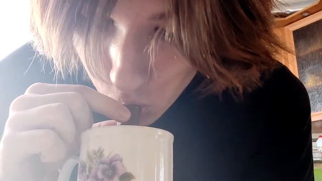 Красивый жеребец выпил кофе через правую палочку твикс смотреть онлайн