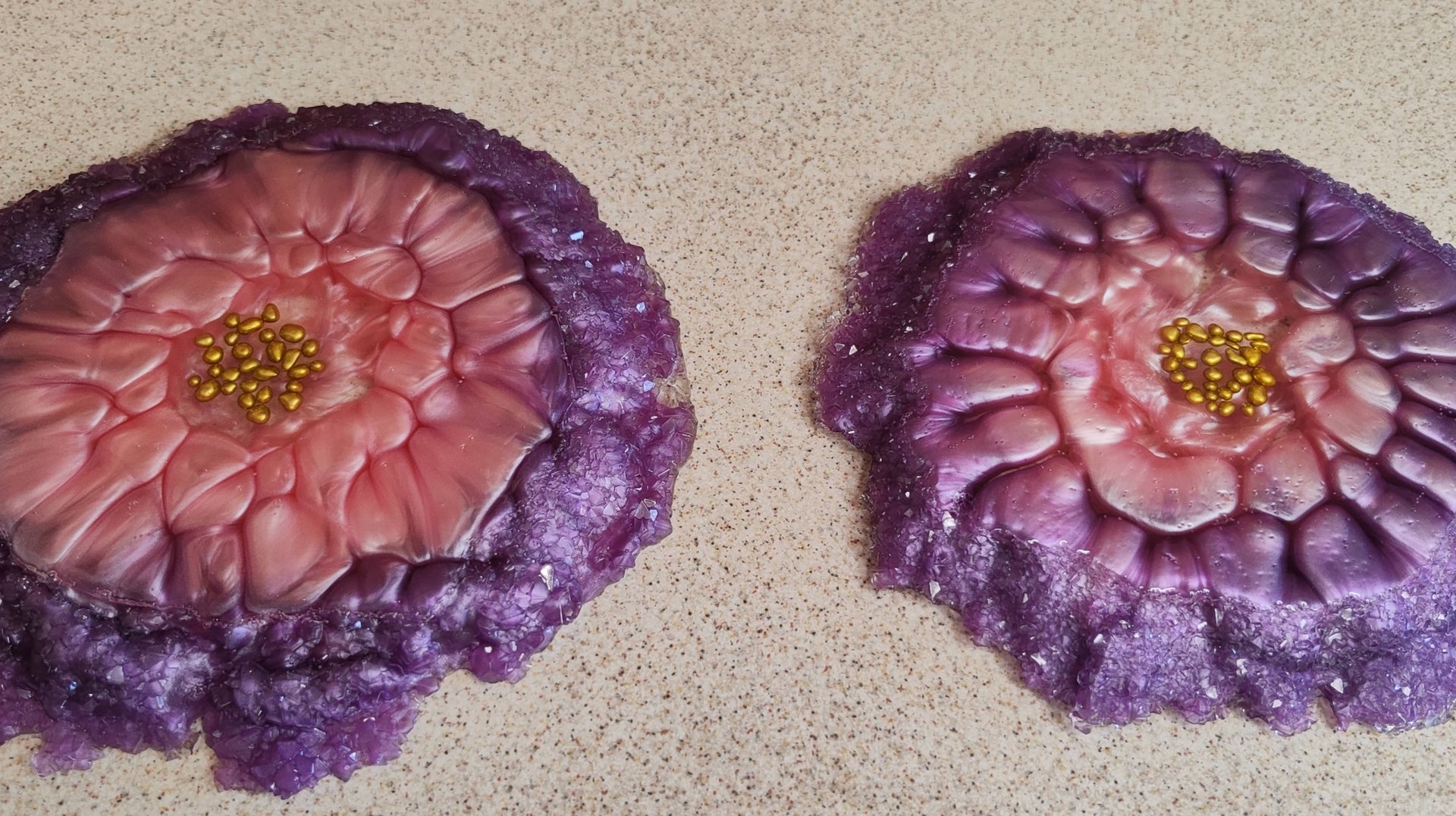 Подстаканники в одной техните, но на разной эпоксидной смоле смотреть онлайн