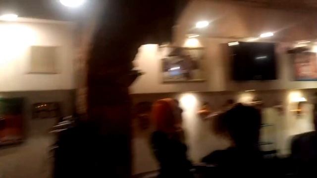 кристиан Бэйл разозлился, что русский музыкант показал на него пальцем смотреть онлайн