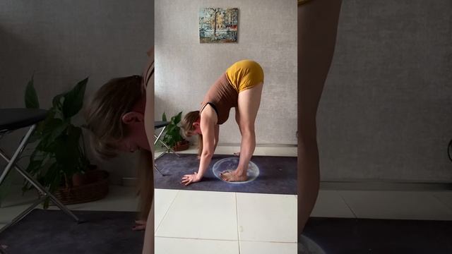 Зарядка #йогакакправильно #йогадляначинающих #здоровье #йогадома #motivation #yoga #топ