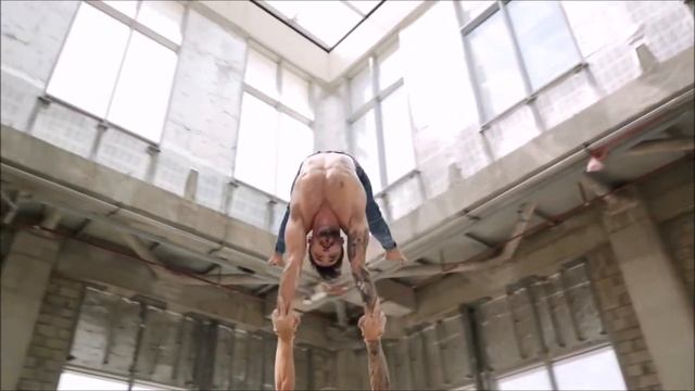 Male Duo Acrobats. Hand to Hand смотреть онлайн