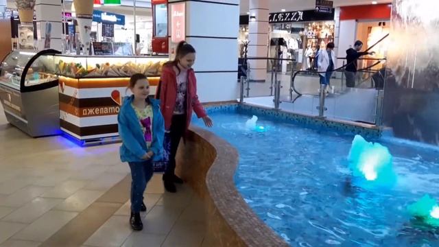 ГУЛЯЕМ В МАГАЗИН|АНЯ УПАЛА В БАССЕЙН?! смотреть онлайн
