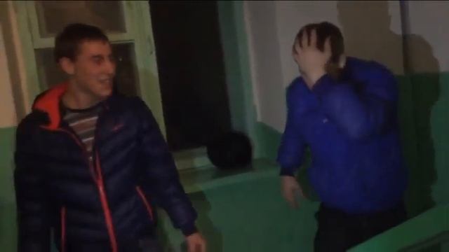 Прикол,ржака.Тип воткнулся головой в пол!Железная голова,ржачный тип смотреть онлайн