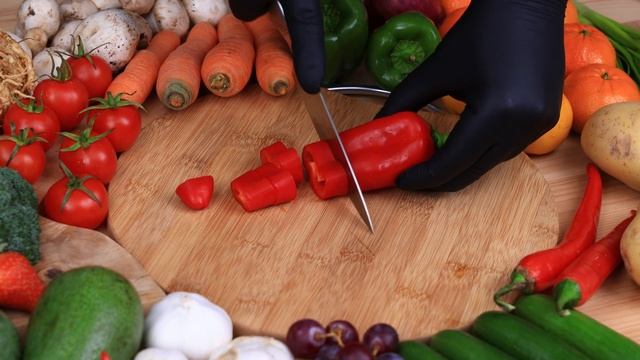 Повар нарезает фрукты и Овощи ...The chef cuts fruits and vegetables приколы , шутки и много другое смотреть онлайн