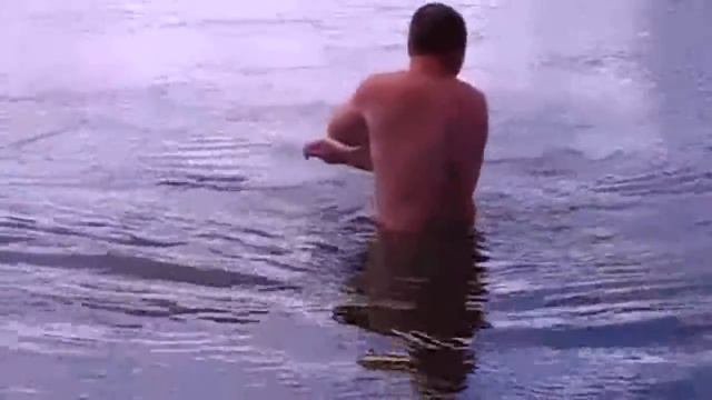 Прикольная рыбалка: карпик утянул удочку в воду смотреть онлайн