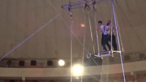 Падение акробата в цирке