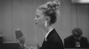 Фортепиано и красивый женский французский вокал