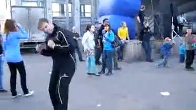 Прикольно танцуют)))))))))))))) смотреть онлайн