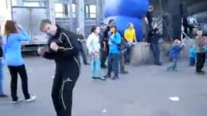 Прикольно танцуют))))))))))))))