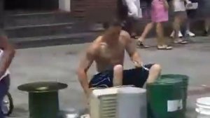 Потрясающий уличный барабанщик