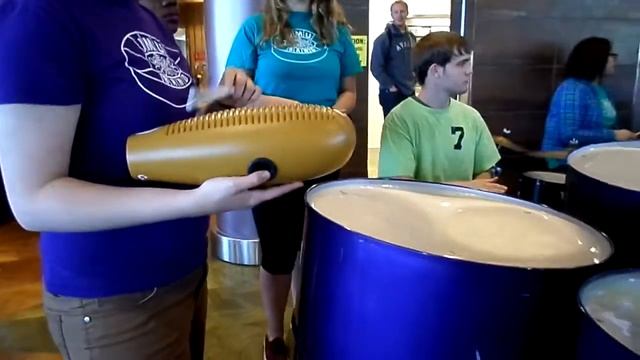 Экзотический ударный ансамбль..Студенты со всего мира