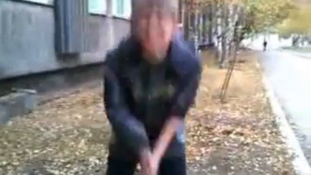 Классные пацаны в школе на трудах танцуют!!!ржач!!!:) смотреть онлайн