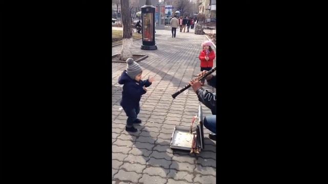 Маленький танцует на улице)))!!!