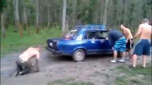 Прикол!!!! Мужики толкают жигули))))))))