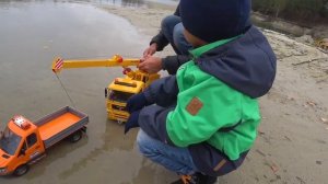 Bruder автокран едет на помощь дорожной технике. Строительная техника Bruder.