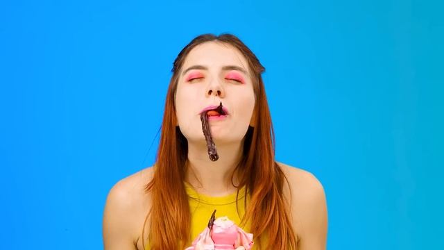 Кто Лучше Нарисует Предмет, Получит Его | Смешные Челленджи с Едой от BaRaDa Challenge смотреть онлайн