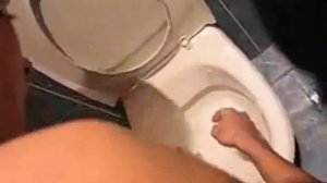 Прикол!!!!!  моет голову в унитаз