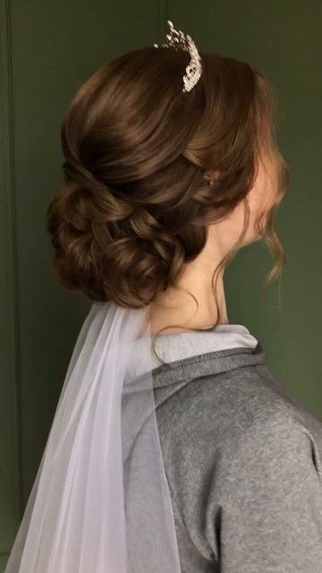 Прическа для невесты. Свадебная прическа низкий пучок с диадемой смотреть онлайн