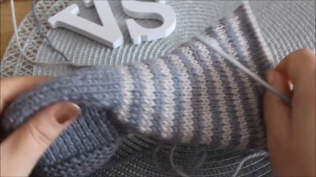 Простые тапочки(следки) спицами. Подробный МК. Simple slippers. смотреть онлайн