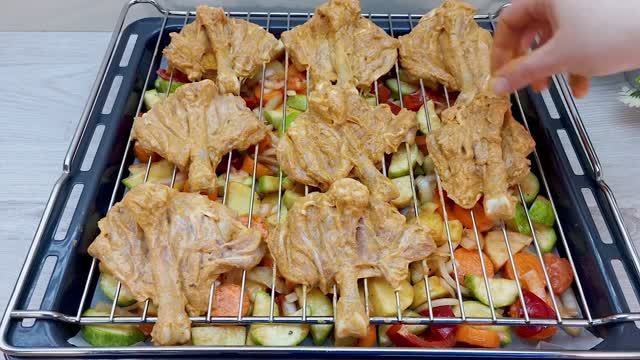 Куриные голени _бабочка_ с овощным гарниром. Готовить курицу таким образом - невероятно удобно! смотреть онлайн