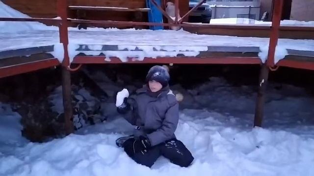 Играем в снежки!!! Кто победит??? #снег