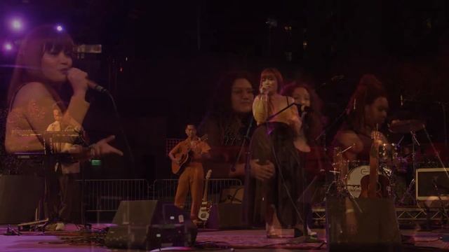 Melissa Polinar and Friends (Live at Grand Performances) смотреть онлайн