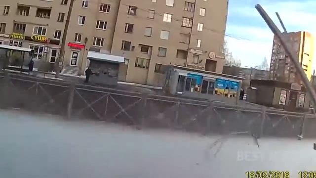 ПЕРЕПУТАЛА ПЕДАЛЬКУ!!!ПРИКОЛ БАБА ЗА РУЛЁМ!!! смотреть онлайн