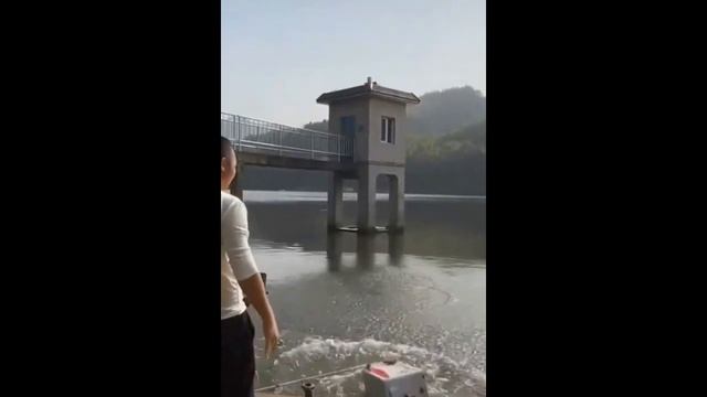 Самые смешные моменты на рыбалке / ПРИКОЛЫ НА РЫБАЛКЕ 2021 / Трофеи на рыбалке смотреть онлайн