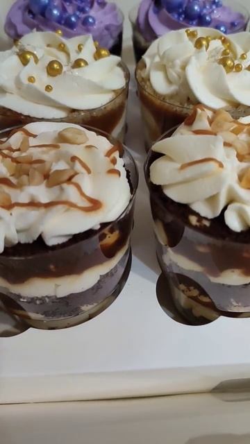 Трайфл ✴️ десерт в стаканчиках 🧡 три разных вкуса ( черника, абрикос, сникерс) смотреть онлайн