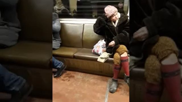Бомж пьет и разбрасывает вши в московском метро смотреть онлайн