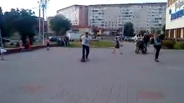 Пьяный мужык на скейте ))) смотреть онлайн